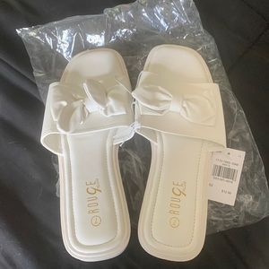 Cream colored bow tie knotted slides